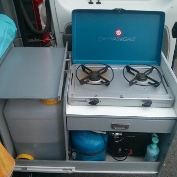 Van fourgon aménagé tiroir de cuisine campingaz réchaud kitchen chauffe eau kampa geyser
